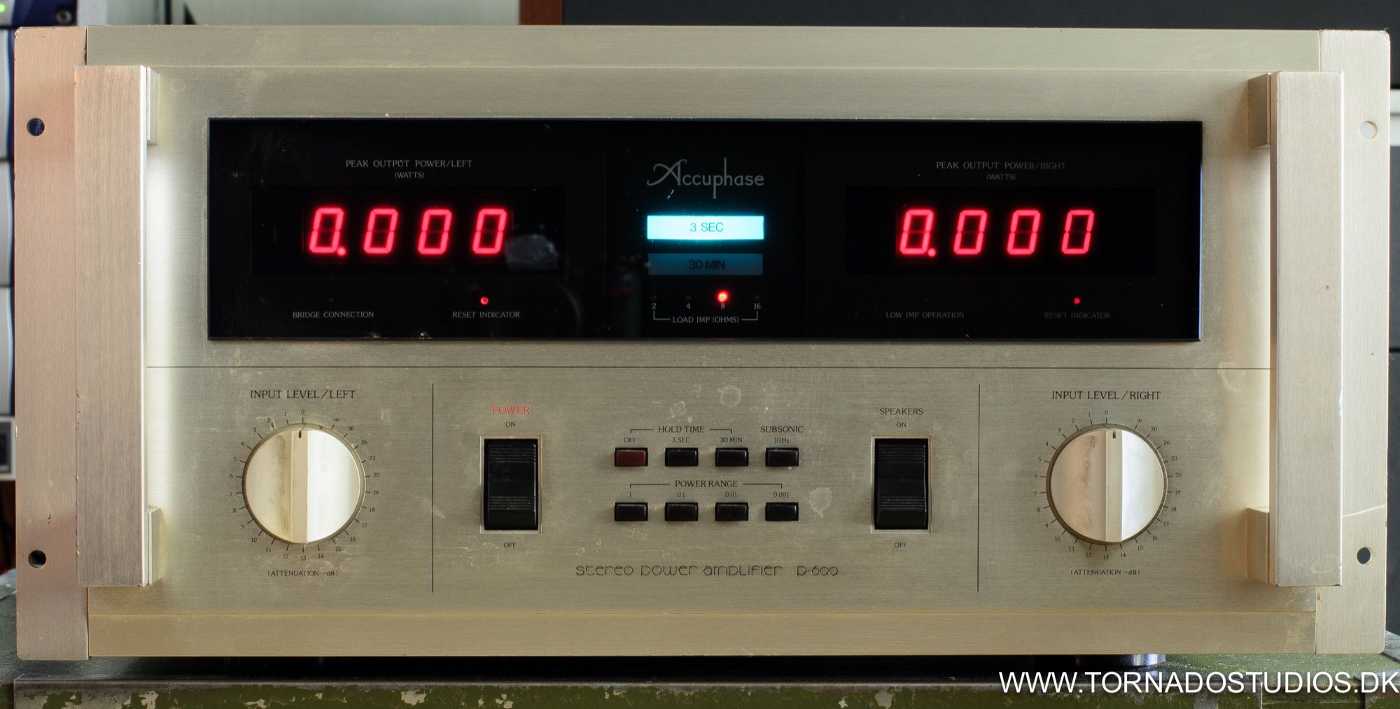 Yamaha NS-10, Accuphase D600 amp